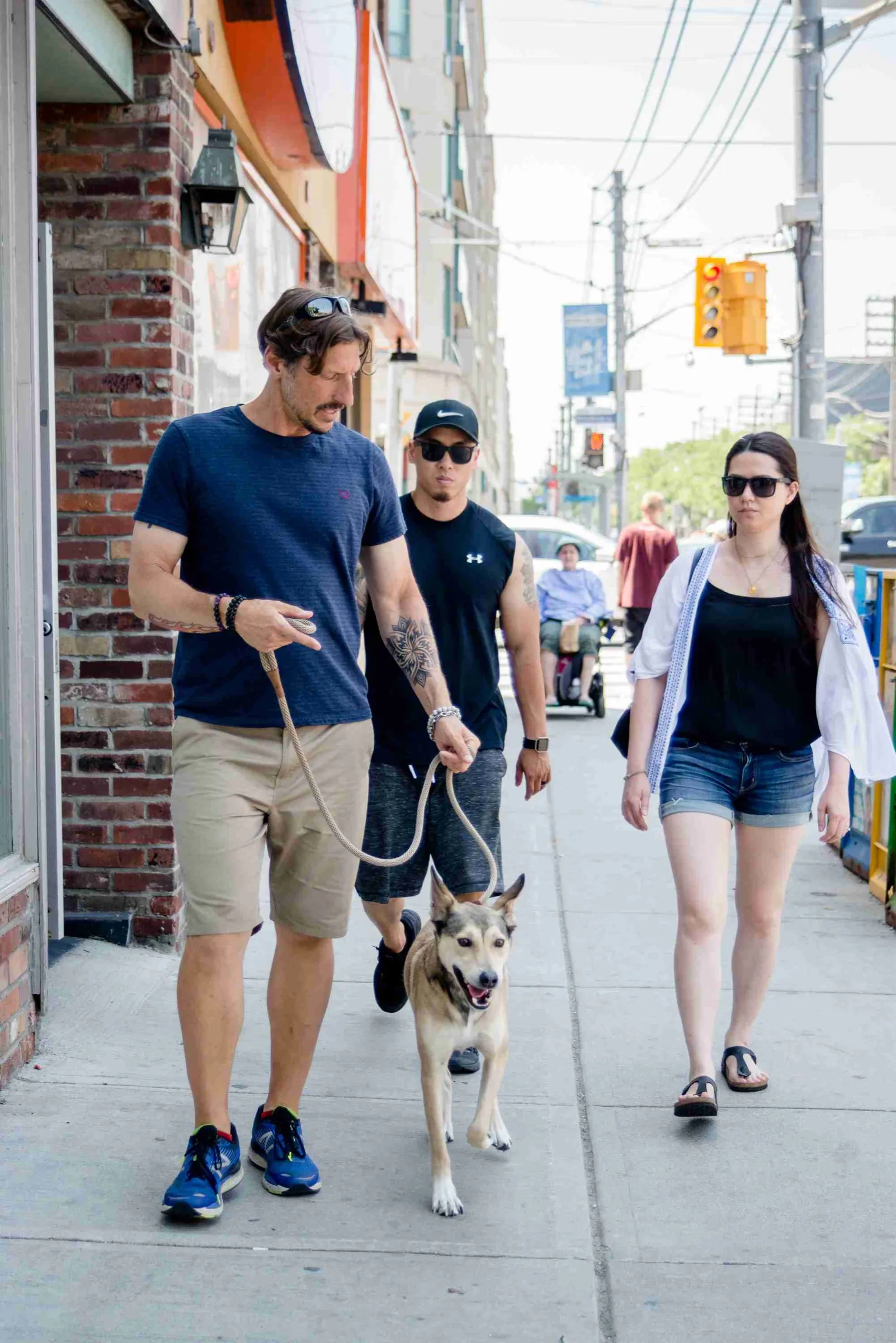 Mark Elliott showing an owner how to hold the leash